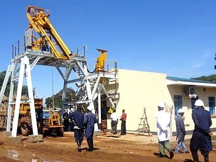 Mining rig and shaft headframe erection for underground extraction.